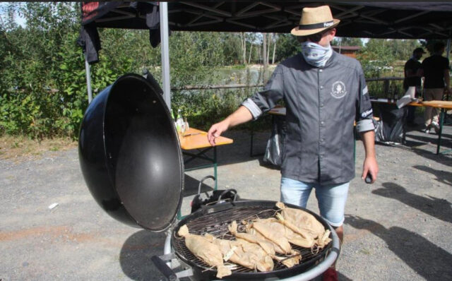 Markus Brunner bringt die Saiblingspäckchen auf den Grill © Oberpfalz Medien Foto Werner Robl